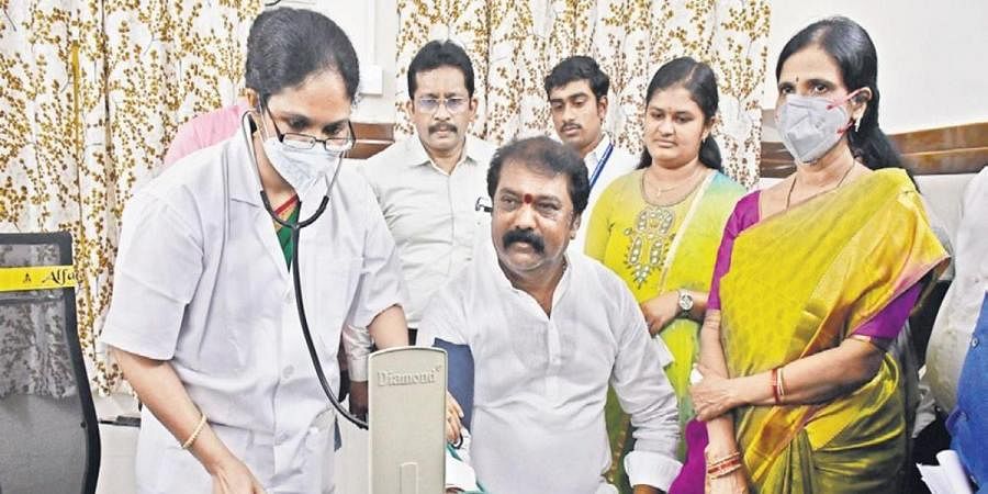 అజ్ఞానమూ, జగన్ ఆయనను కాపాడుతుంటారు!