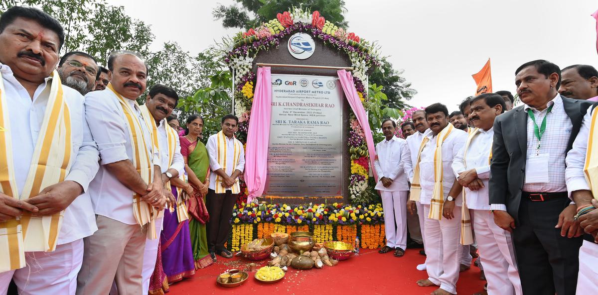 కేసీఆర్ అనాలోచితంగా ఎయిర్ పోర్ట్ కు మెట్రో లైన్!