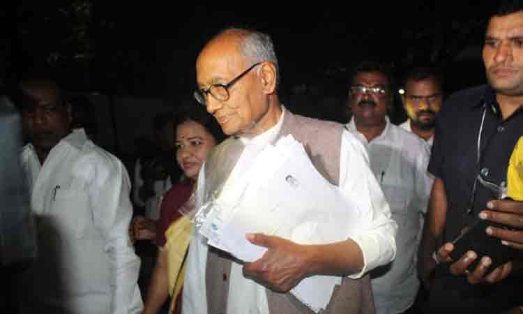 దిగ్విజయ్ సింగ్ సర్ది చెబుతున్నారా? మందలిస్తున్నారా!