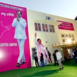 కేసీఆర్ కు సెంటిమెంట్ అస్త్రాలు అందిస్తున్న కేంద్రం మంత్రులు 