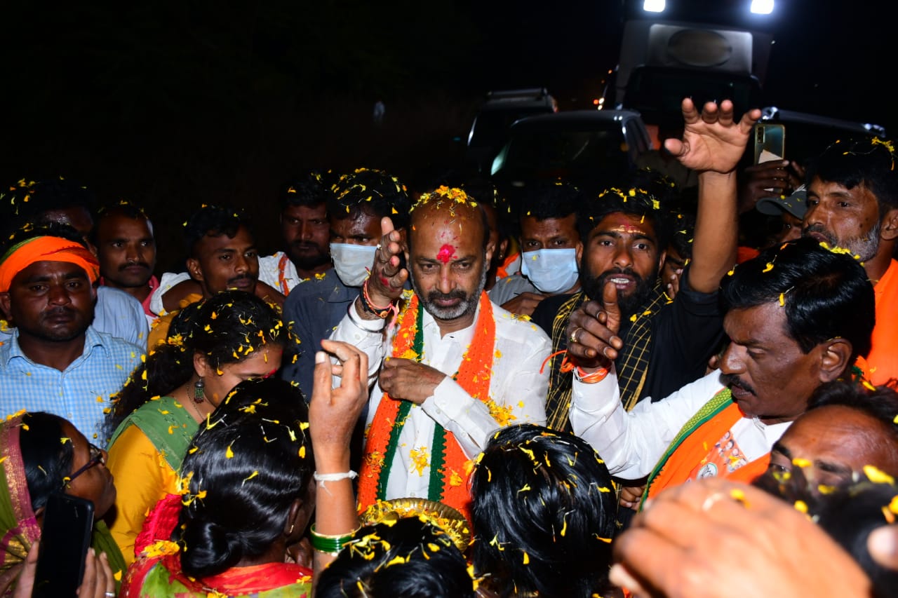 పాదయాత్రతో పార్టీలో అందరికి దూరం అవుతున్న బండి సంజయ్!