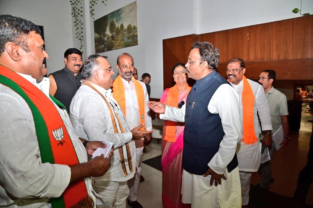 హైదరాబాద్ లో ఇతర పార్టీల నేతలతో మంతనాలకు  భయపడుతున్న బిజెపి!