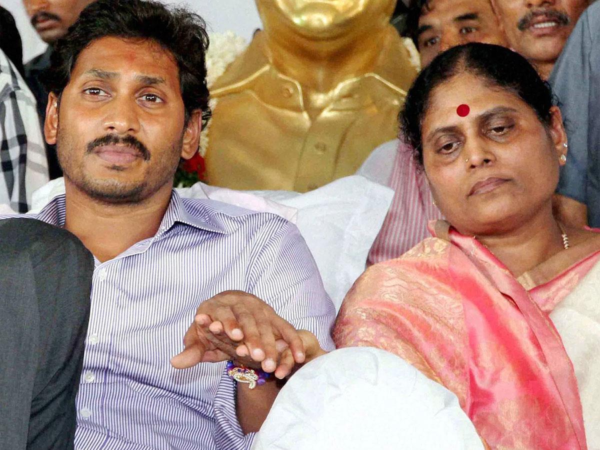 అమ్మ, కొడుకు.. వేరువేరుగా వేడుకల్లో..