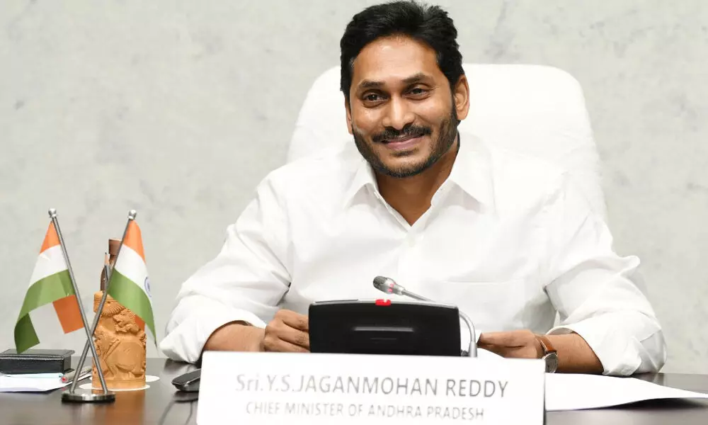 కలెక్టర్లను రెచ్చగొడుతున్న జగన్!