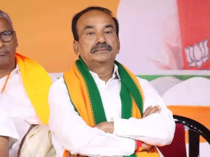 అన్ని పార్టీల్లోనూ కేసీఆర్  కోవర్టుల అంటూ బిజెపిపై ఈటెల దాడి!