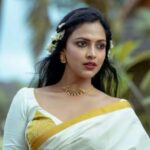 హిందూ ఆలయంలో అమలాపాల్ ఓవరాక్షన్!