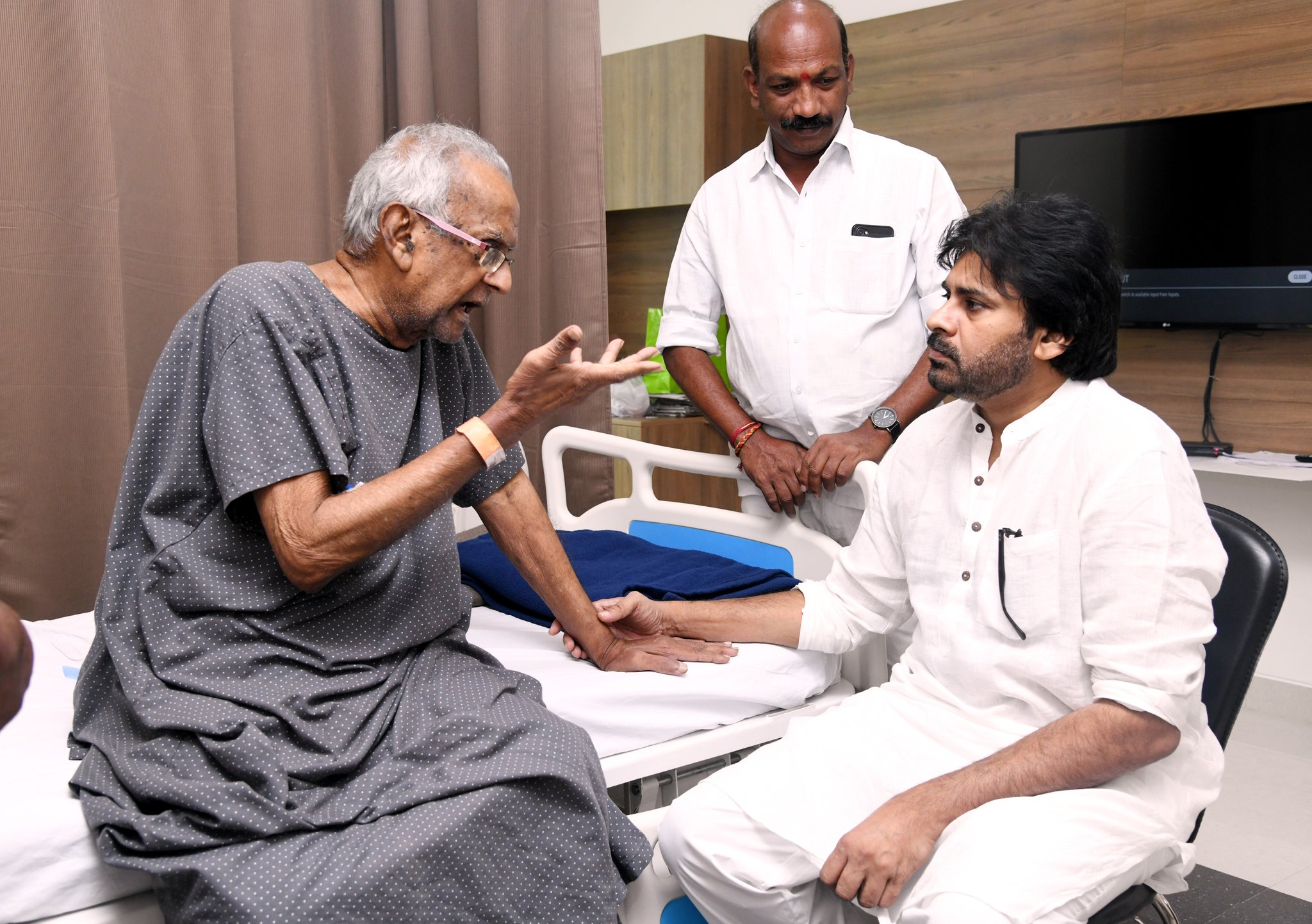 Pawan’s phone call breaks Ramajogaiah’s fasting