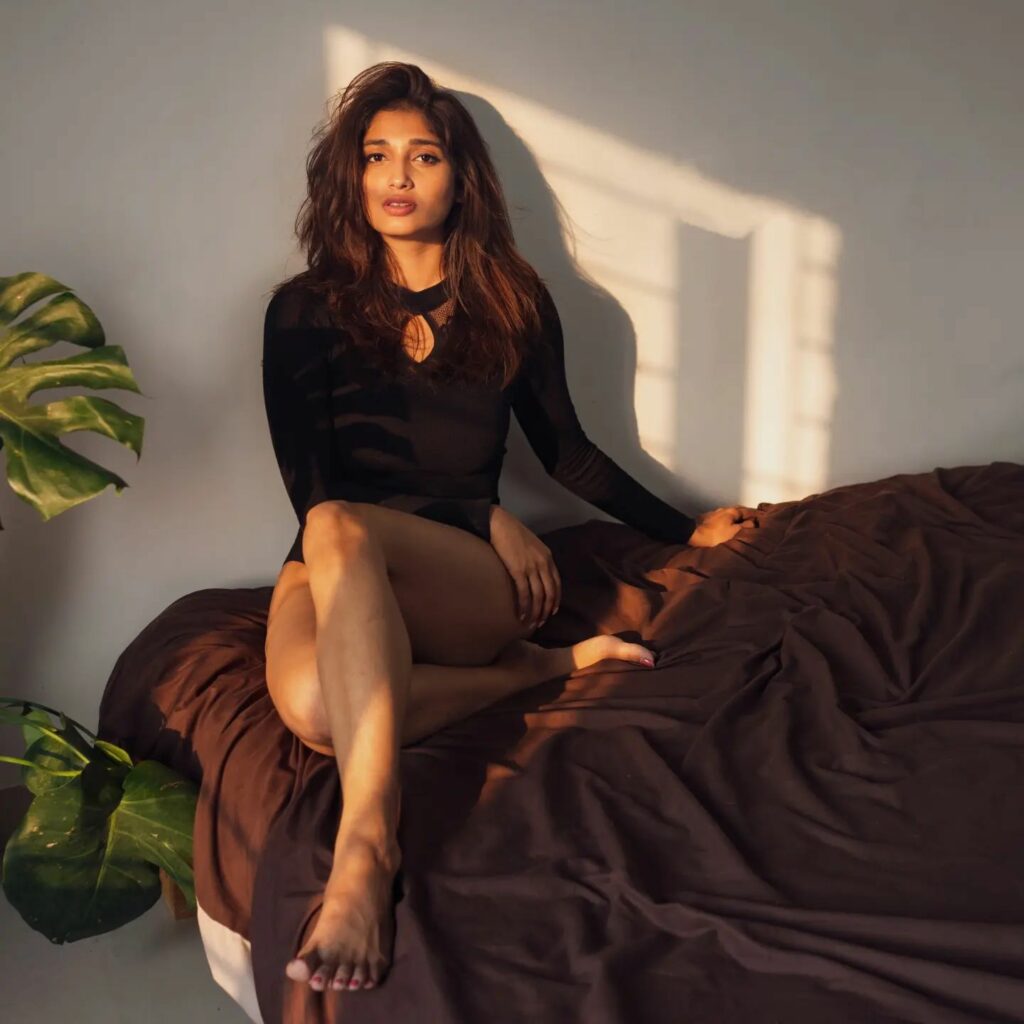 Pic Talk: Priya in blistering black wooing fans