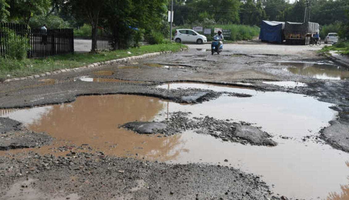 రోడ్ల రిపేర్లకు కూడా ఓటు బ్యాంకులే కొలబద్ద!
