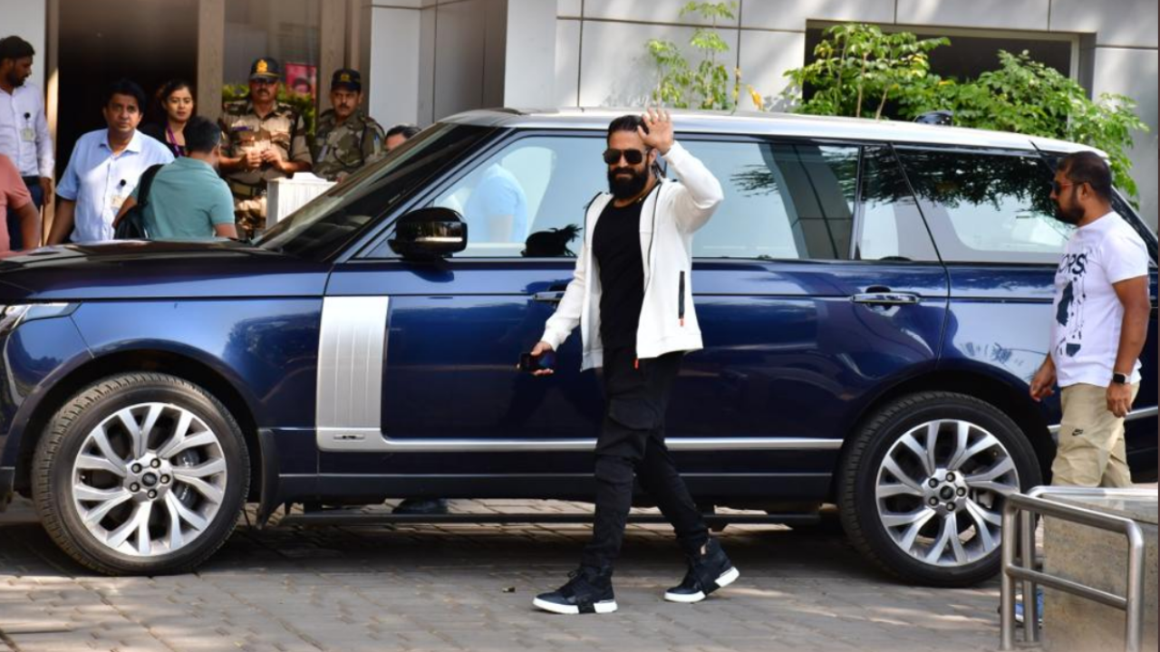 KGF actor Yash was mobbed by fans in Mumbai