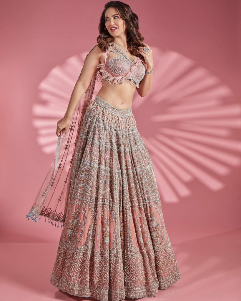 Pic Talk: Sunny Leone kills in an ethnic attire