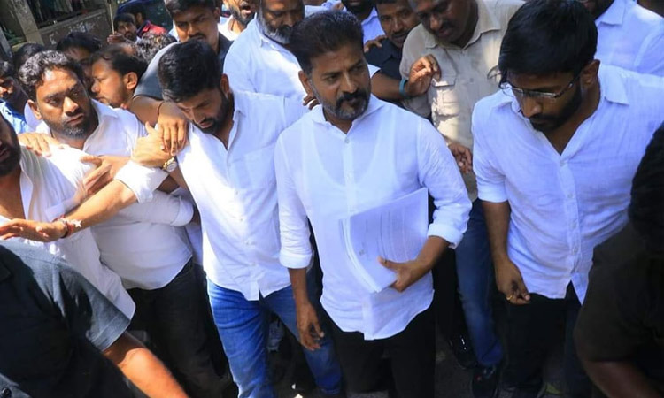 టిఎస్‌పిఎస్‌సి పేపర్ లీకేజీలో రేవంత్ రెడ్డిపై సిట్ చర్యలు!