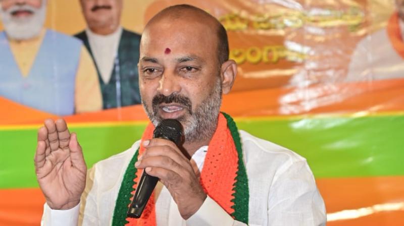 లీకేజి ఆధారాలపై తోకముడిచిన బండి సంజయ్