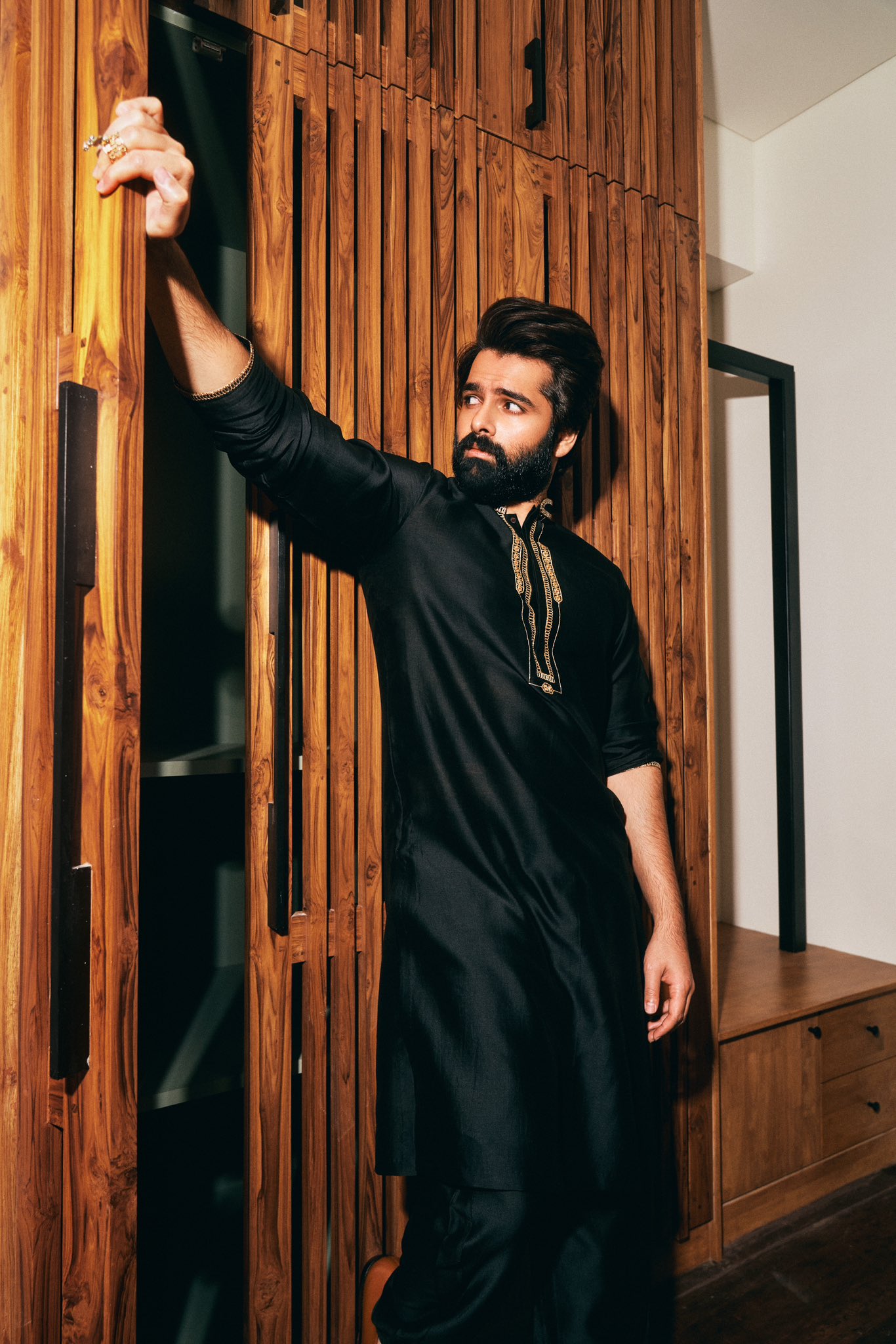 Style Alert : RaPO slays it in all black traditional attire