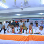 కాంగ్రెస్ మూడడుగులు ముందుకు, ఆరడుగులు వెనుకకు!