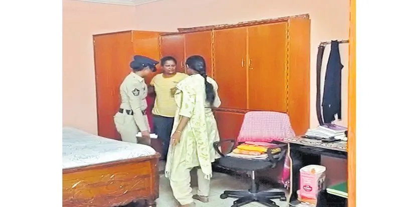 బెడ్ రూమ్ తలుపులు పగలగొట్టి తెలుగు మహిళా నేత అరెస్ట్!