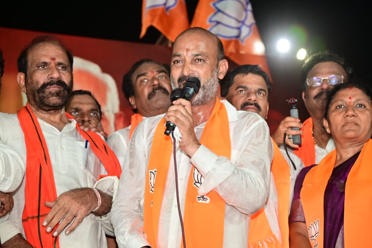 బండి సంజయ్ ను వెంటాడుతున్న టెన్త్ పేపర్ లీక్ కేసు!