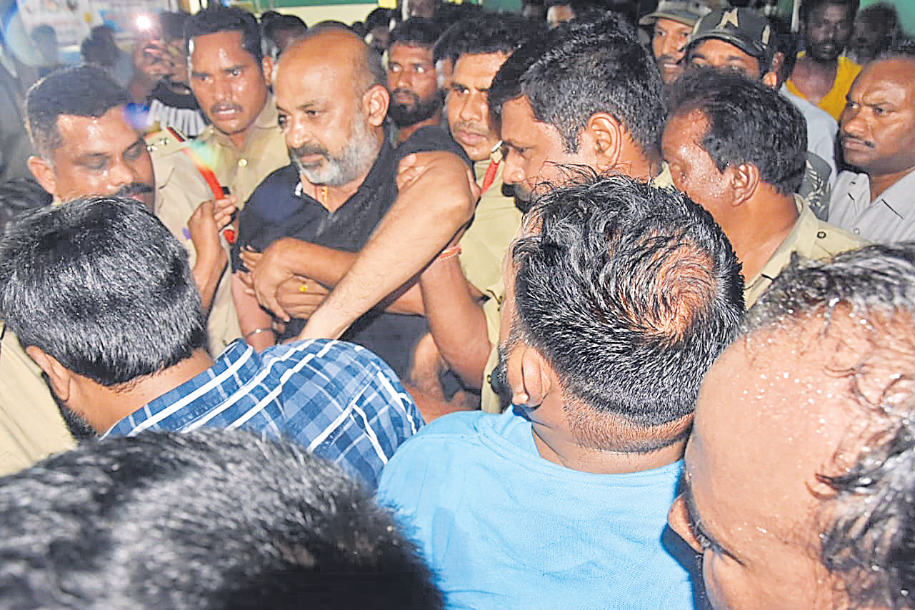 పేపర్ లీకేజిలో బండి సంజయ్ ఏ 1, కుట్రదారుడు!