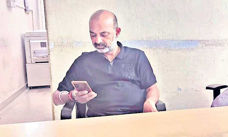 మిస్సింగ్ ఫోన్ లో బిఆర్ఎస్ మంత్రులు, ఎమ్యెల్యేలంటూ సంజయ్ మరో డ్రామా!