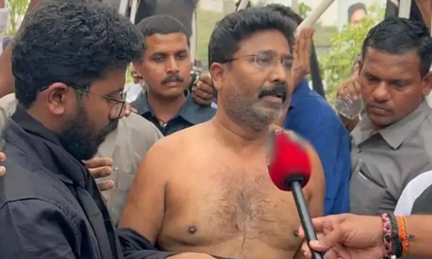 బాబుపై రాళ్ల దాడి : రోడ్డెక్కి రచ్చ చేసిన వైసీపీ మంత్రి!