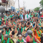 అమరావతిలో నిరసనల మధ్య జగన్ సెంట్ భూముల పంపిణీ