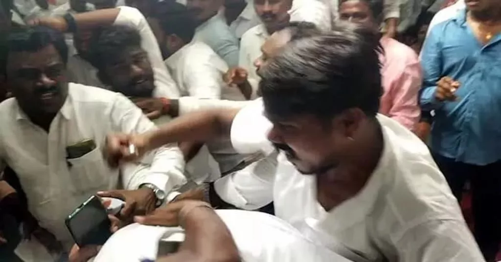 వరంగల్ కాంగ్రెస్ లో మురళి, స్వర్ణ వర్గీయుల పిడిగుద్దులు