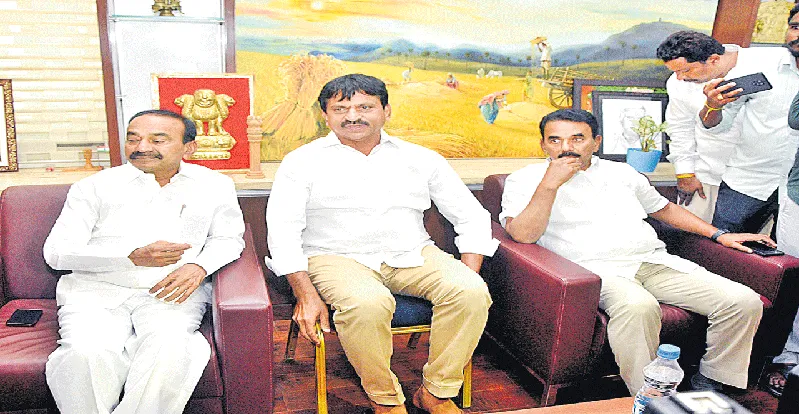 పొంగులేటి మద్దతుదారుల ప్రశ్నలతో ఈటెల ఉక్కిరి, బిక్కిరి