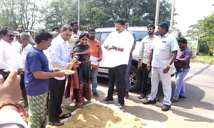 నోరుజారి వివాదాల్లో చిక్కుకుంటున్న మంత్రి కారుమూరి