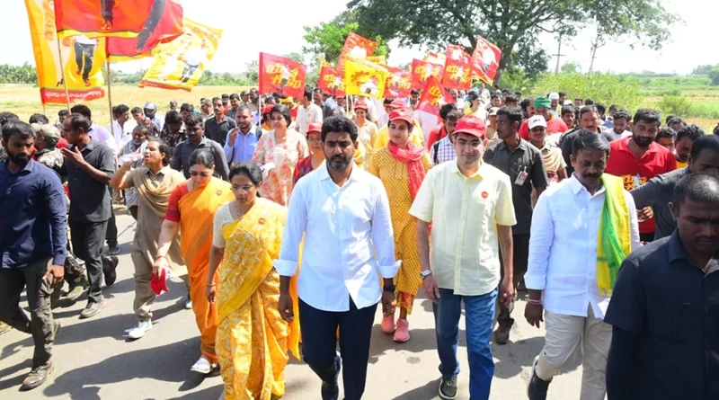 అమ్మతో, బంధువులతో కలసి వందో రోజు అడుగేసిన లోకేష్