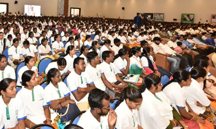 వాలంటీర్లను తొలగించేందుకు జగన్ ప్రభుత్వం కసరత్తు!