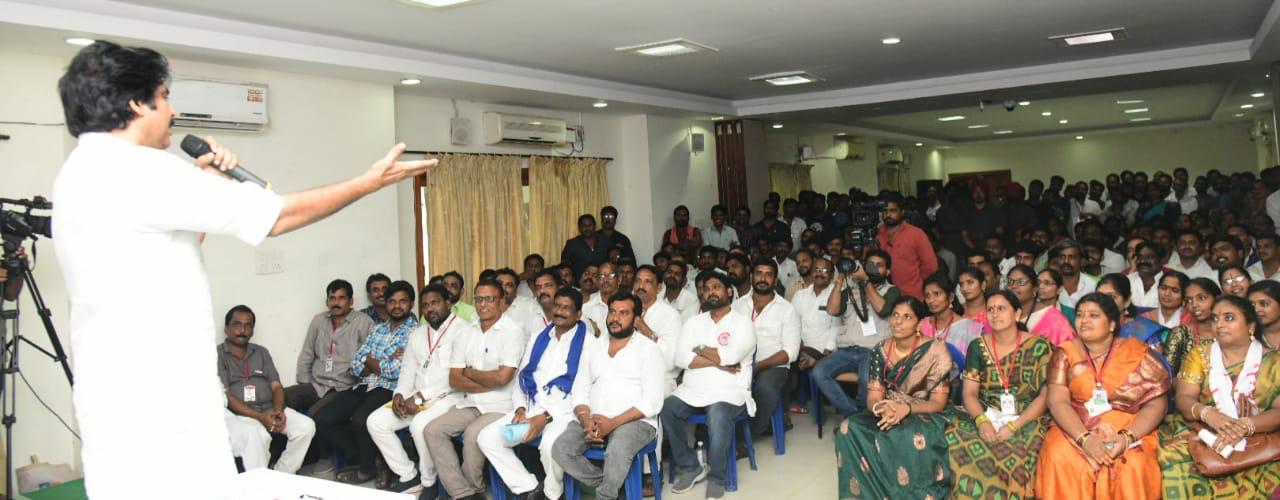 `ప్రజారాజ్యం’ విలీనంపై మరోసారి పవన్ అసంతృప్తి!