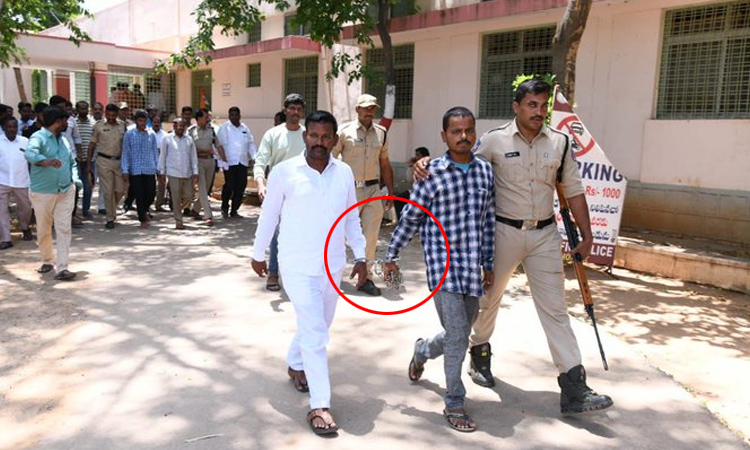 రాయగిరి రైతులకు బేడీలు వేయడంపై ఆగ్రవేశాలు