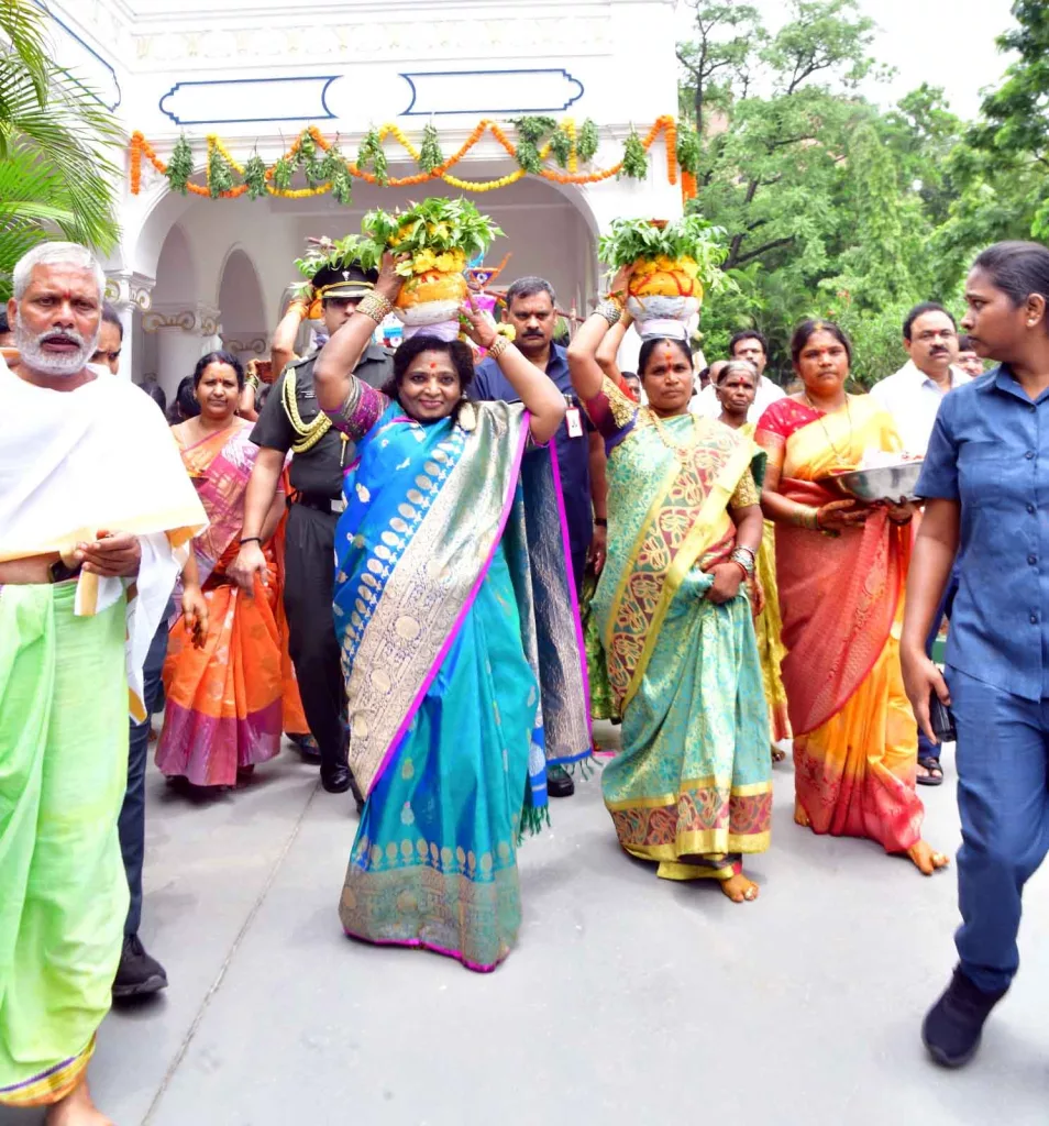 నూన్యతాభావంతో గవర్నర్ తమిళసై!