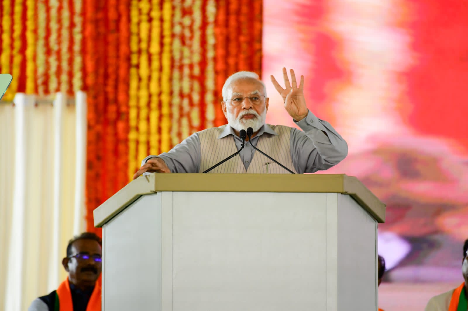 కాంగ్రెస్ ను వదిలివేసి కేసీఆర్ కుటుంబంపై మోదీ దాడి