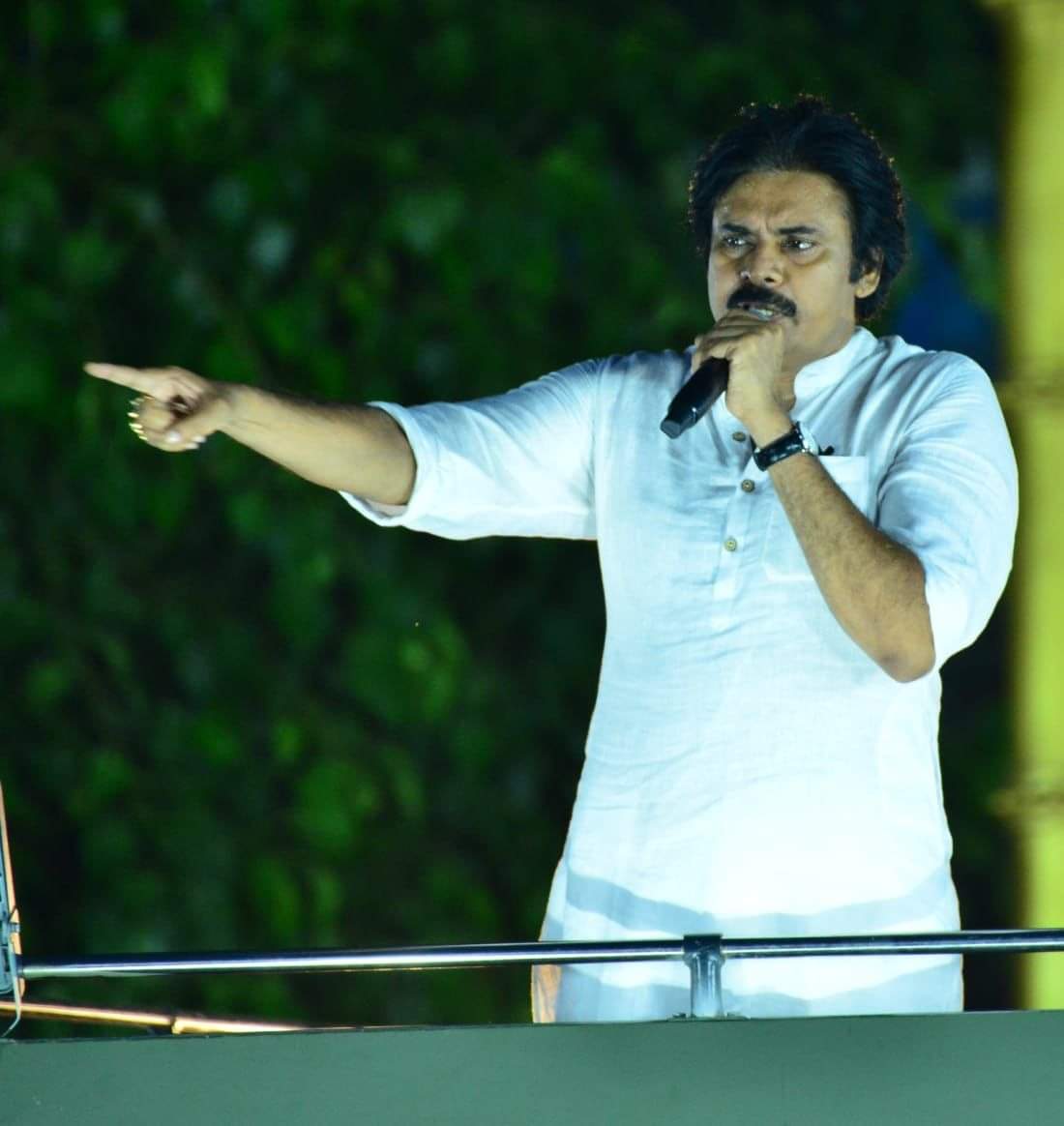 వలంటీర్ల డేటాపై పవన్ ప్రశ్నలతో ఆత్మరక్షణలో జగన్