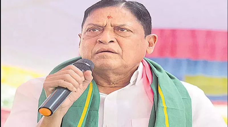 అధికారులను మహిళలతో తన్నిస్తామన్న బిఆర్ఎస్ ఎమ్యెల్యే