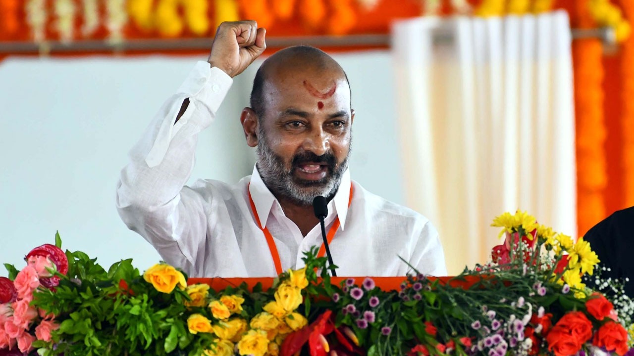 ఓ ఐపీఎస్ అధికారి నివేదికతో పదవి కోల్పోయిన బండి సంజయ్