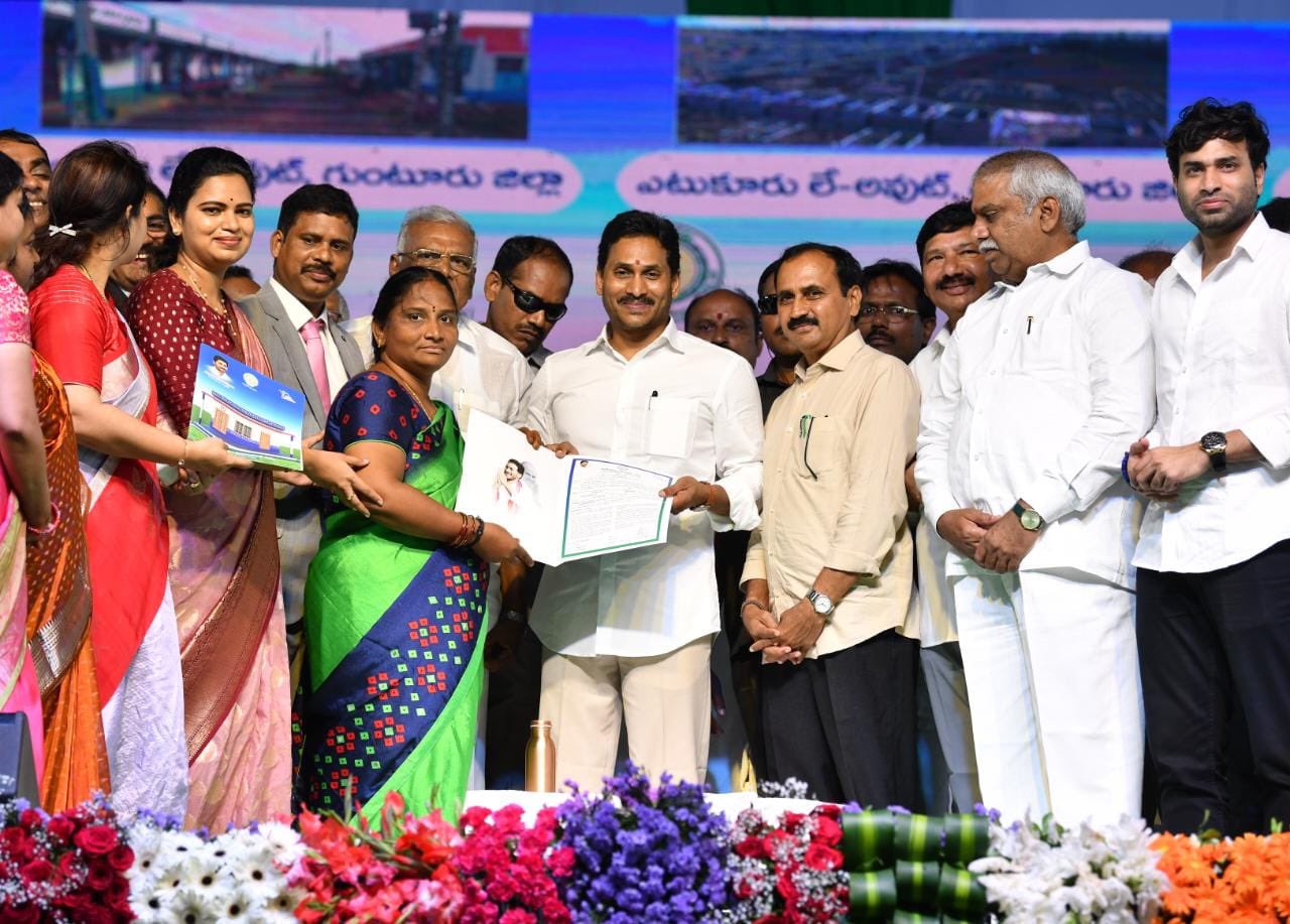 ఆర్ 5 జోన్ లో ఇళ్ల నిర్మాణాల‌పై హైకోర్టు స్టే