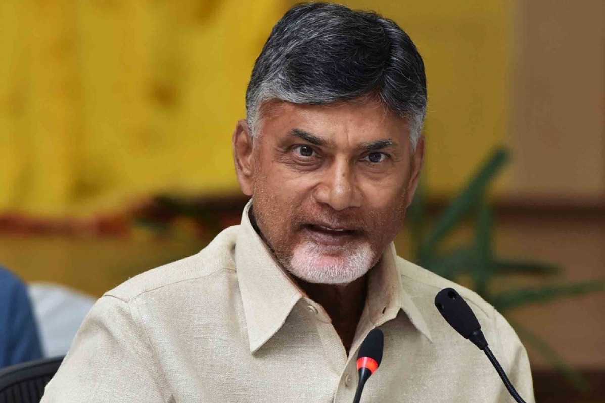 Naidu meets EC and complains against the YSRCP Government