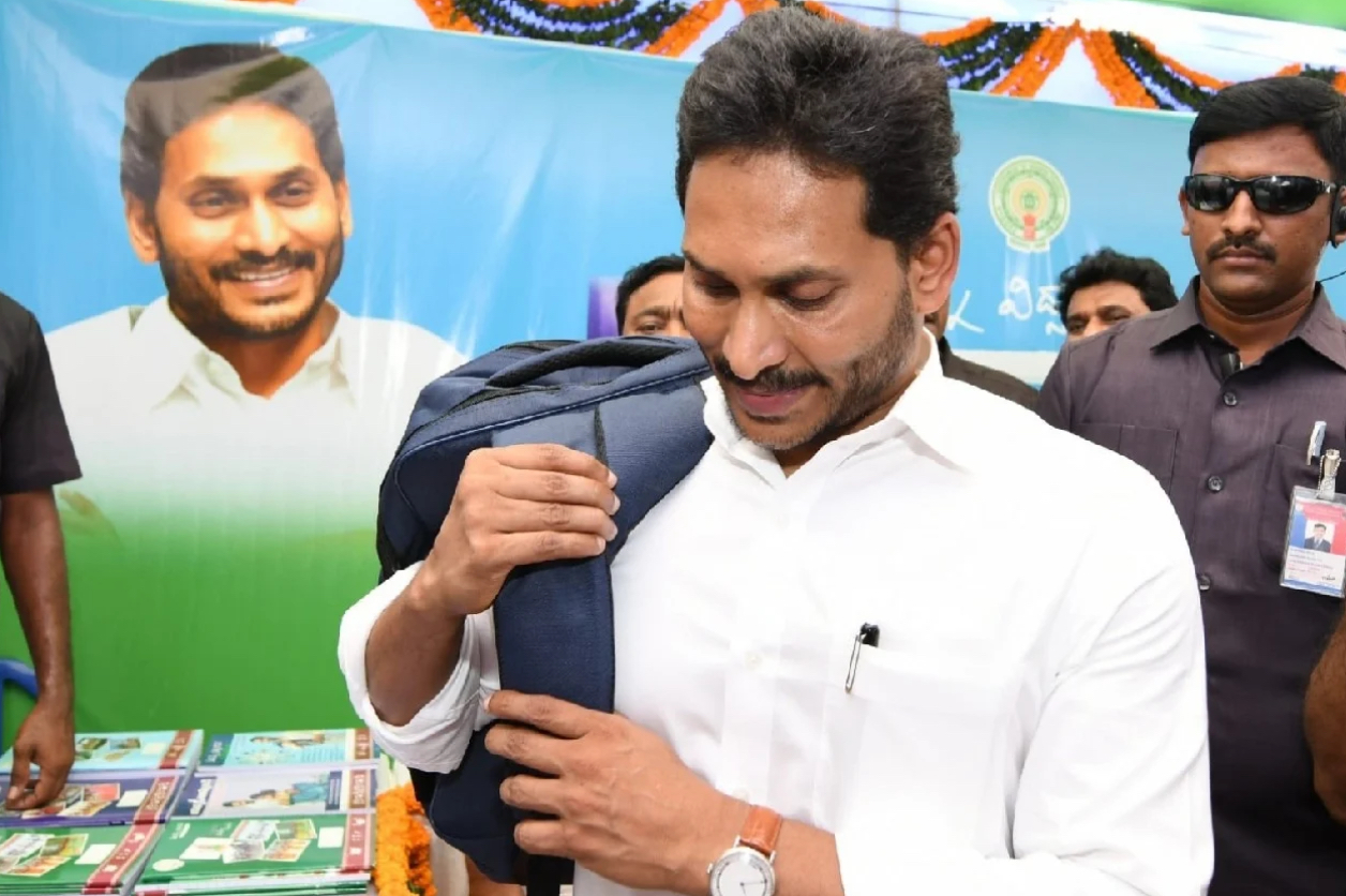 Andhra Pradesh CM congratulates Venkaiah Naidu, Chiranjeevi