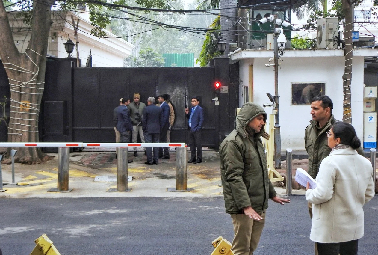 Delhi Police team again at Kejriwal’s residence to serve notice
