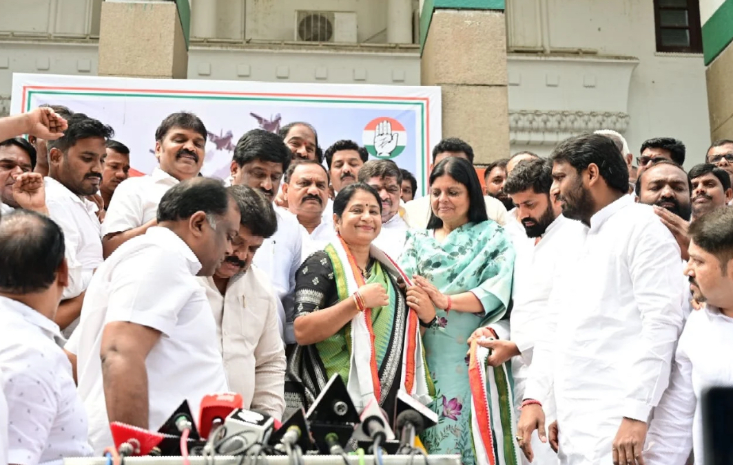 Hyderabad Deputy Mayor leaves BRS, joins Congress