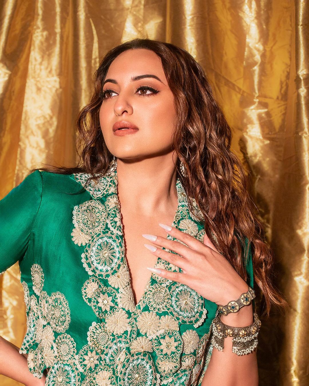 Sonakshi drops new pix of her ‘envy’ role Fareedan from ‘Heeramandi’