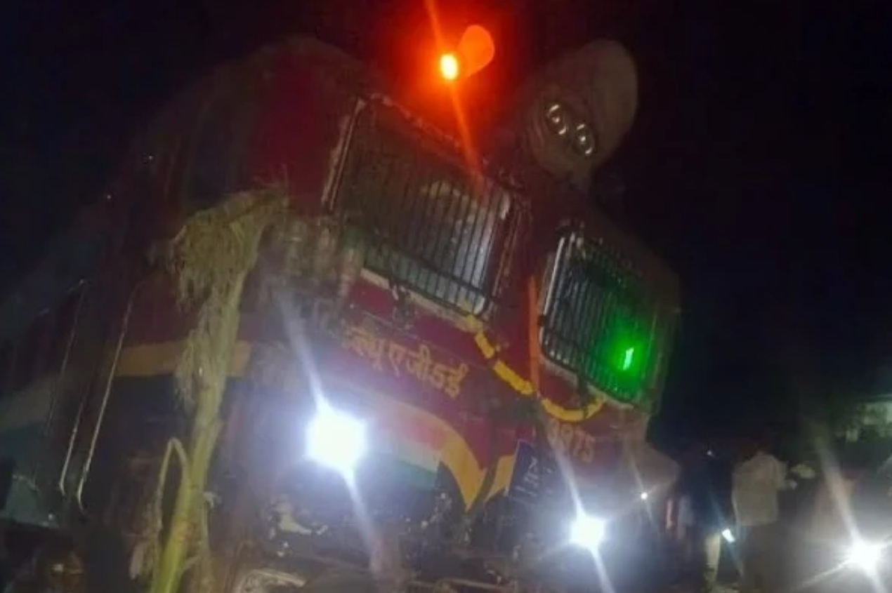 Locomotive of passenger train derails in Andhra, no passenger injured