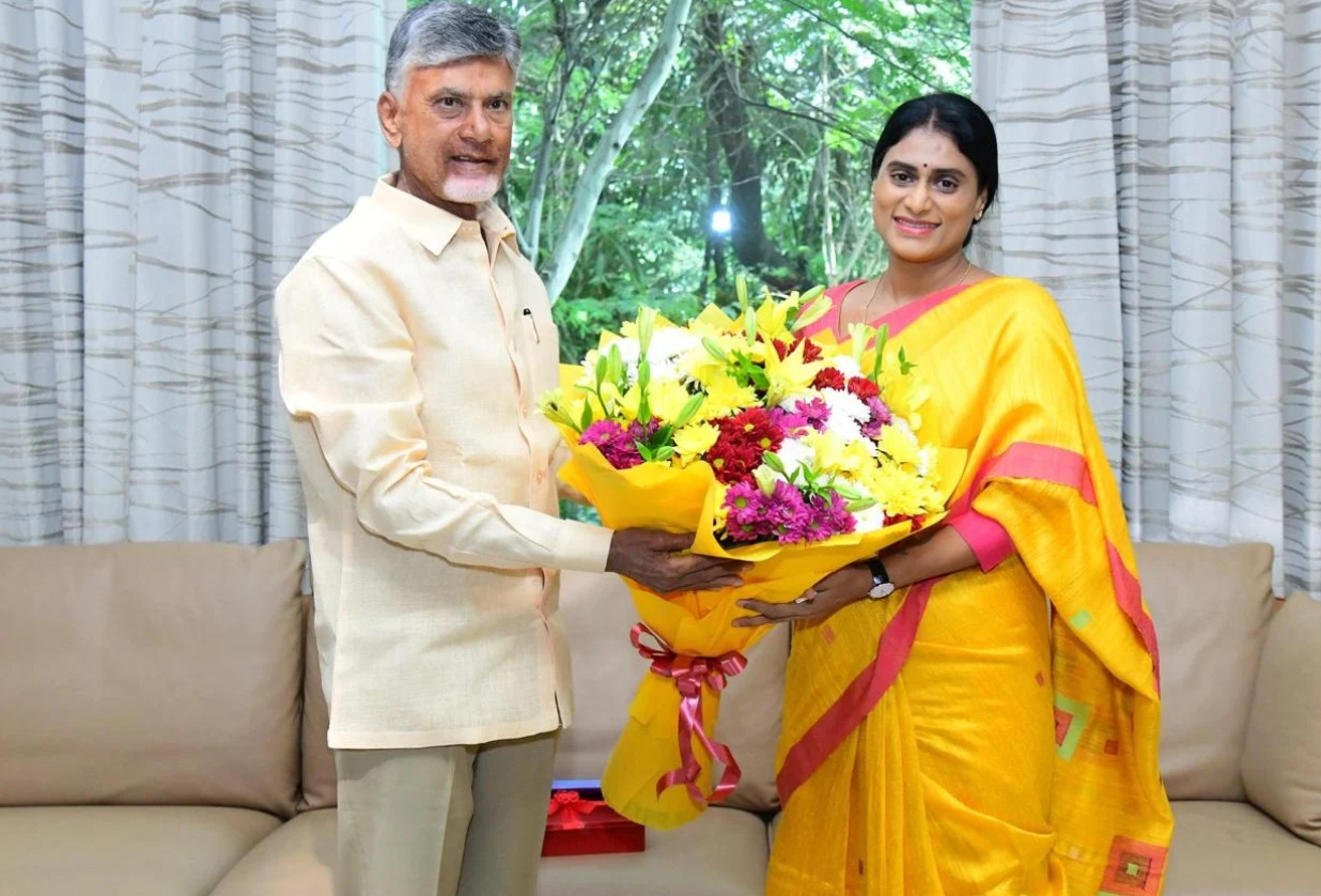 Jagan lacks manners, says sister Sharmila over saree remark