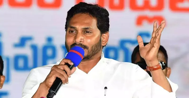 వాలంటీర్ల బరితెగింపు : మళ్లీ జగనన్నే.. మళ్లీ నేనే..!