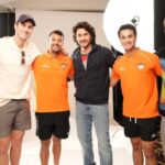  Mahesh Babu Poses With The Players Of SunRisers Hyderabad