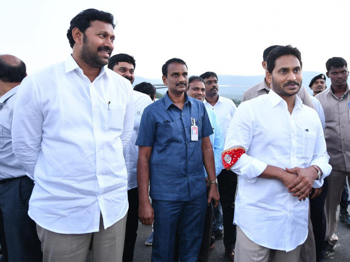 అవినాష్ రెడ్డిని వదిలించుకునే యోచనలో జగన్!