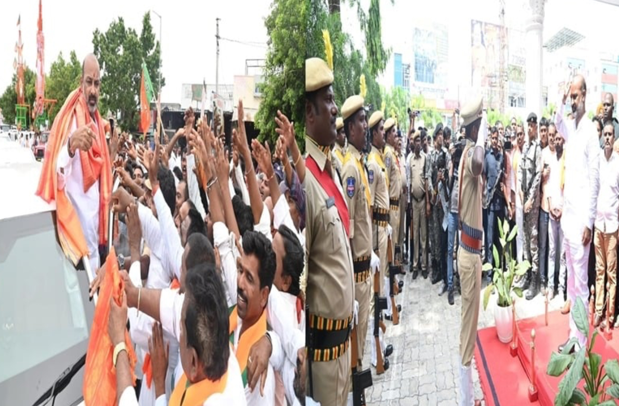 MoS Bandi Sanjay Kumar arrives in Karimnagar to rousing welcome