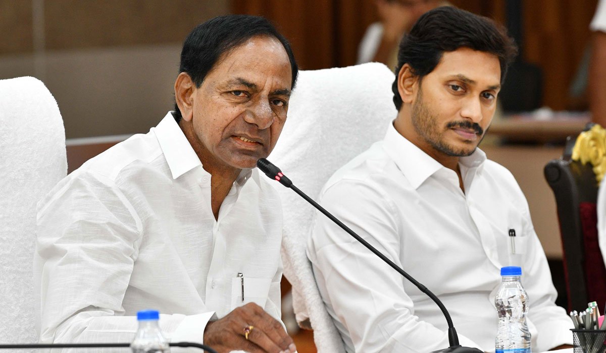 రాలుతున్న వికెట్లు: కేసీఆర్ బాటలో జగన్ ప్రాభవం!